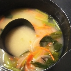 小松菜と玉ねぎと人参の味噌汁